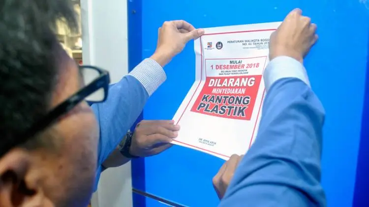 Ridwan Kamil Kaji Aturan Plastik di Jabar
