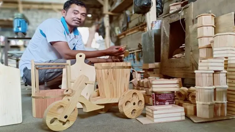 Bikin Pot Kayu, Agus Raup Untung Rp40 Juta per Bulan
