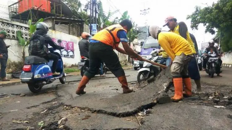 Dihantam Air Deras, Aspal di Jalan Mahar Martanegara Terkelupas