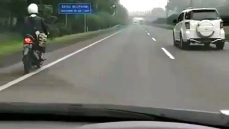Ha ha ha.. Pengendara Motor Bebek Ini Santai Masuk Jalan Tol Pasteur
