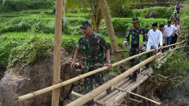 Memprihatinkan, Jembatan Bambu Cimangke Harus Segera Dibangun