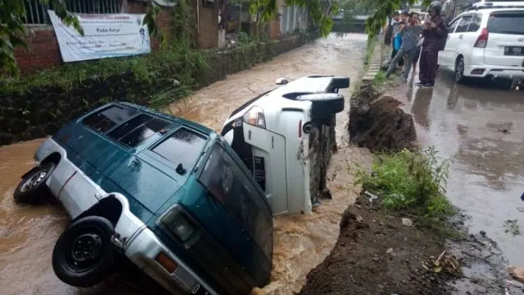 Duh, Dua Mobil di Banjaran Nyungsep ke Saluran Irigasi