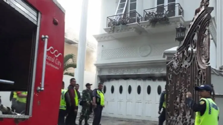 Rumah Mewah Milik Bos First Travel Hangus Terbakar