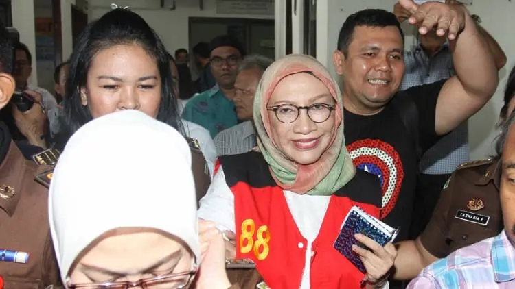 Ahh..Usai Sidang Ratna Pose Dua Jari Lagi