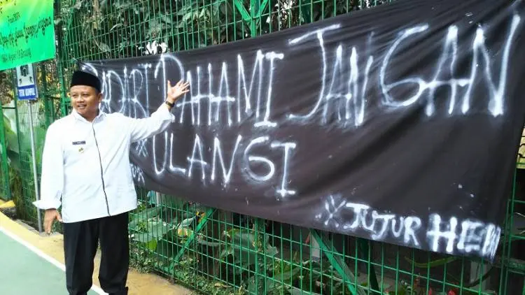Wagub Uu Datangi SMAN 19, Langsung Minta Spanduk Dilepas