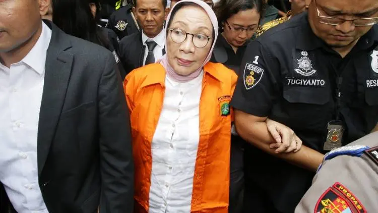 Jalani Sidang, Ratna Sarumpaet Acungkan Dua Jari