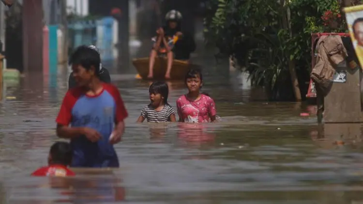 Banjir Surut, Warga Kabupaten Bandung Mulai Bersih-bersih