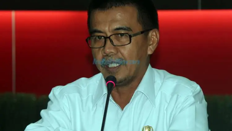 Ade Sarip di Ujung Tanduk