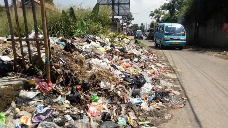Tumpukan Sampah Liar di Jalan Raya Gandasoli Bikin Risih Warga