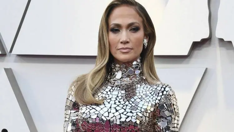 Penasaran, Gaun Kaca yang Akan Dikenakan JLo untuk Oscar