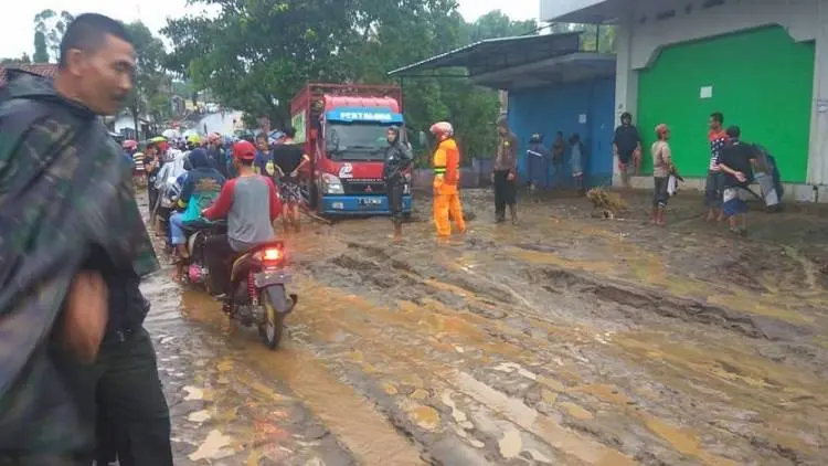 Banjir Lumpur Tutup Jalan Raya Garut-Cikajang