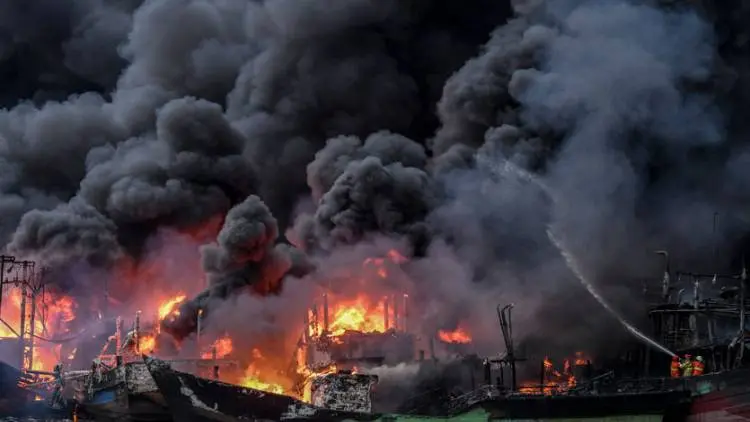 Api Masih Menyala, 18 Kapal Hangus Terbakar di Muara Baru