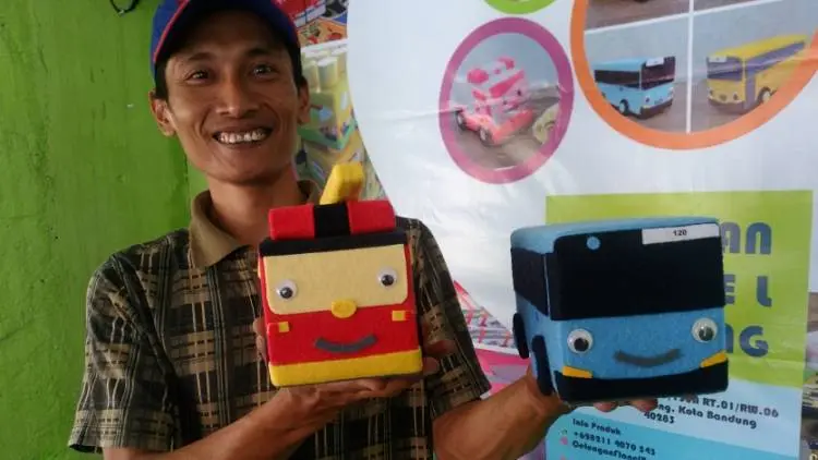 Melalui Celengan Tayo, Budi Mengedukasi Sambil Mengais Rejeki