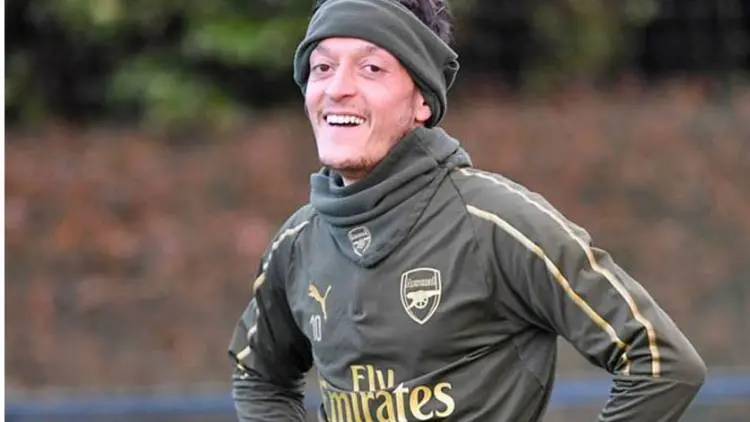 Mantul...Fans Arsenal: Lebih Baik Tanpa Emery daripada Tanpa Ozil