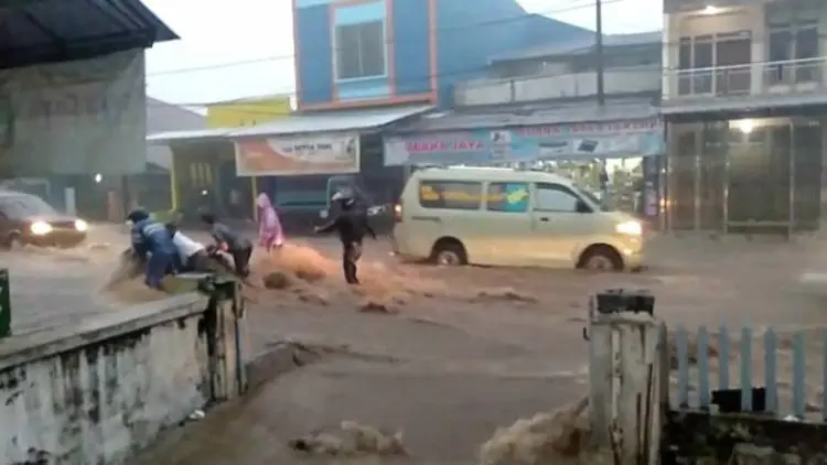 Rusaknya Lingkungan Diduga Penyebab Banjir Leles Garut
