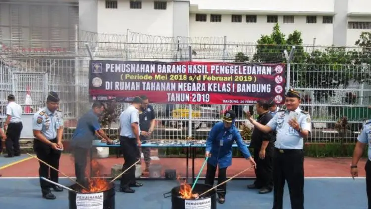 256 Ponsel Hasil Sitaan Dibakar Ramai-ramai di Rutan Kebonwaru