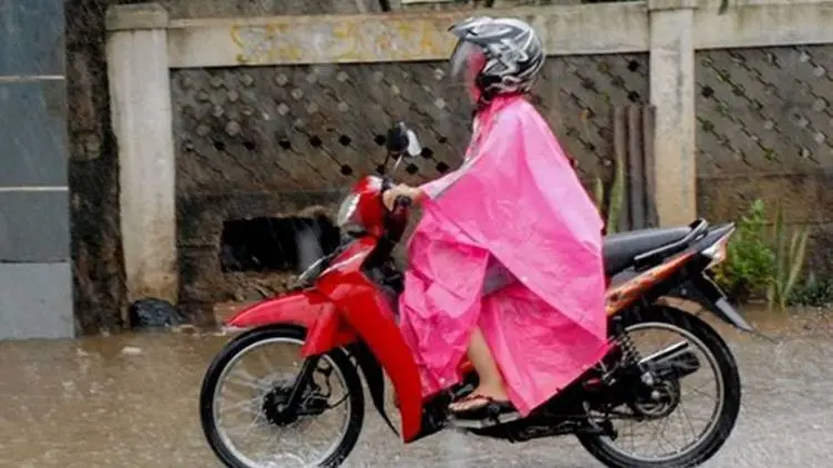 Gara-gara Jas Hujan Tersangkut Gir, Pemotor Tewas Terlindas Bus