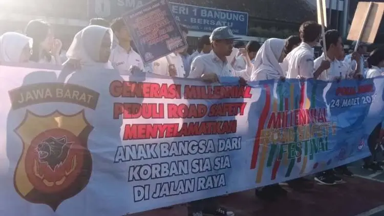 Polisi Sosialisasi MRSF di SMAN 1 Bandung