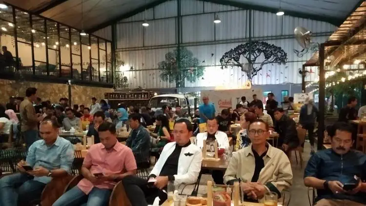 Haduh, Pelemparan Batu Warnai Nobar Debat Capres Bareng Bima Arya