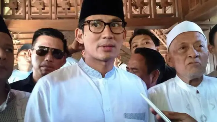 Hehe...Disambut Poster 01, Sandi Hadiahi Pembawa Poster dengan Sorban