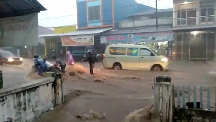 Tanggul Cicapar Jebol, Banjir Terjang Leles