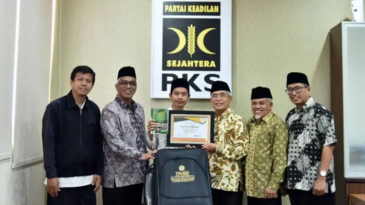 Fraksi PKS DPRD Jabar Serahkan Hadiah Umroh 