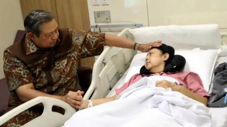 Penjelasan AHY soal Penyakit yang Diidap Ibunya