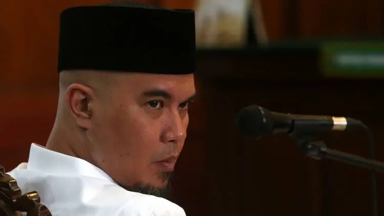 Jalani Sidang, Ahmad Dhani Minta Ibunya Tak Menangis