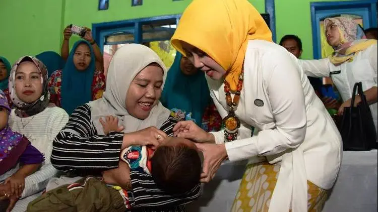 Kunjungi Posyandu Kuningan, Atalia Serahkan Dacin Kekinian