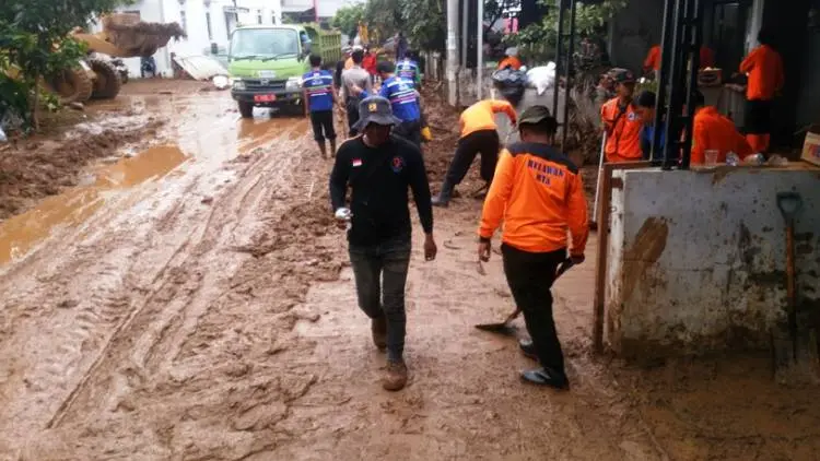 Dua Mobil Diskar Bersihkan Sisa Banjir Bandang Cilengkrang