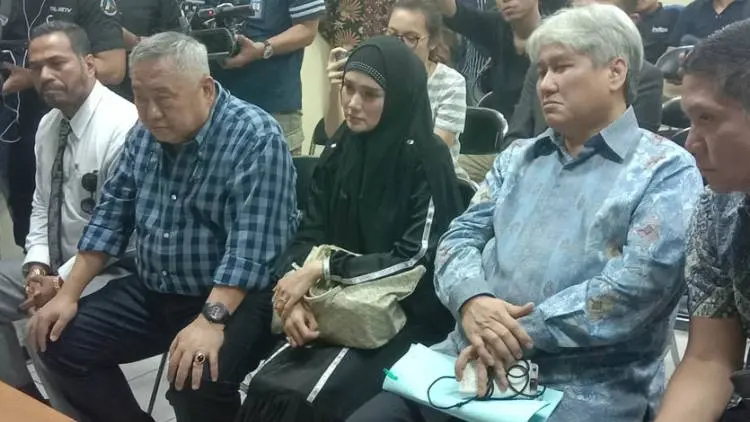 Datangi Rutan Medaeng, Mulan Jameela Bungkam