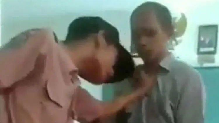 Keterlaluan, Video Siswa Cekik Guru di Kelas Ini Viral