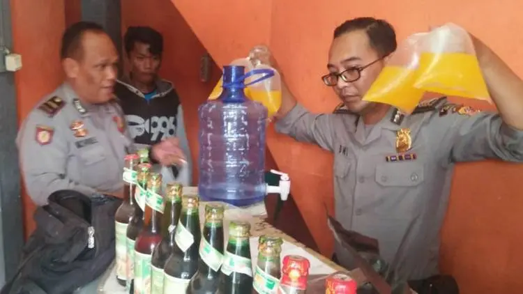 Ratusan Kantong Miras Oplosan Diamankan dari Depot Jamu