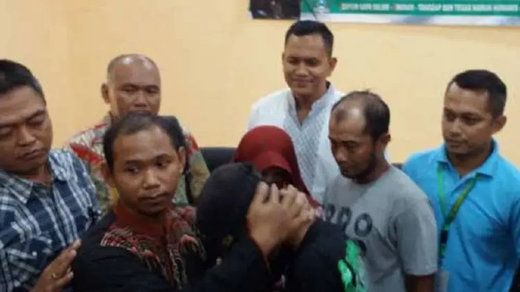 Ujung-ujungnya Mewek, Siswa yang Nantang Guru Sambil Merokok di Gresik