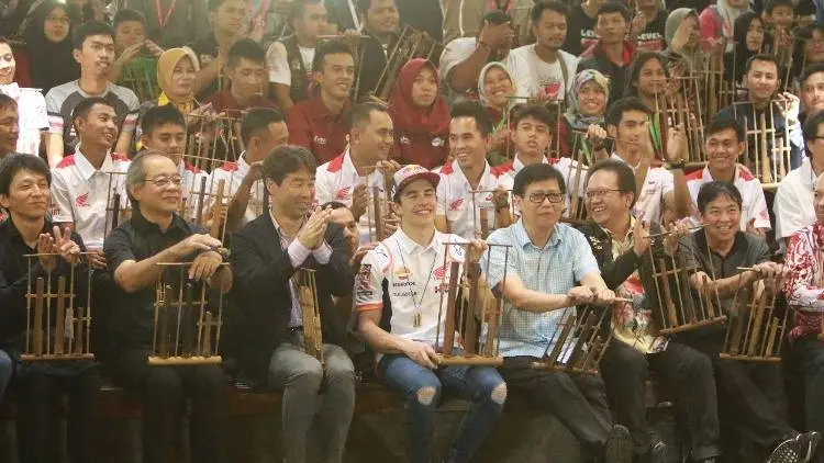 Marc Marquez Main Angklung dan Joget Bareng di Saung Angklung Udjo