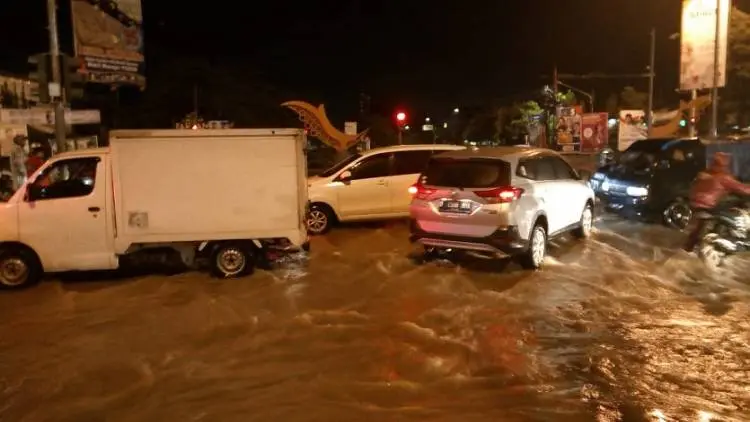 (Video) Tanggul Pasir Jati Jebol, Ini Proses Evakuasi Korban
