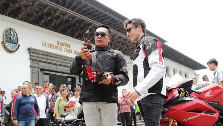 Ridwan Kamil Hadiahi Marc Marquez Kujang