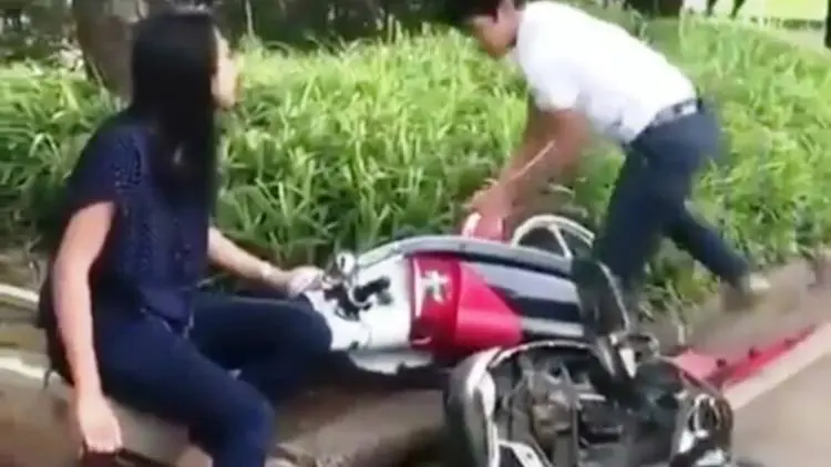 (Video) Nggak Puas Rusak Motor Gara-gara Ditilang, Adi Bakar STNK