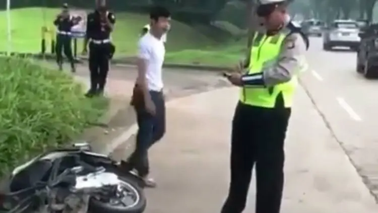 Sambil Merusak Motor, Adi Teriak ke Polisi: Bakar Aja Sekalian!