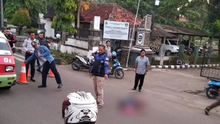 Nahas, Een Tewas Ditabrak Pelajar Saat Hendak Menyeberang