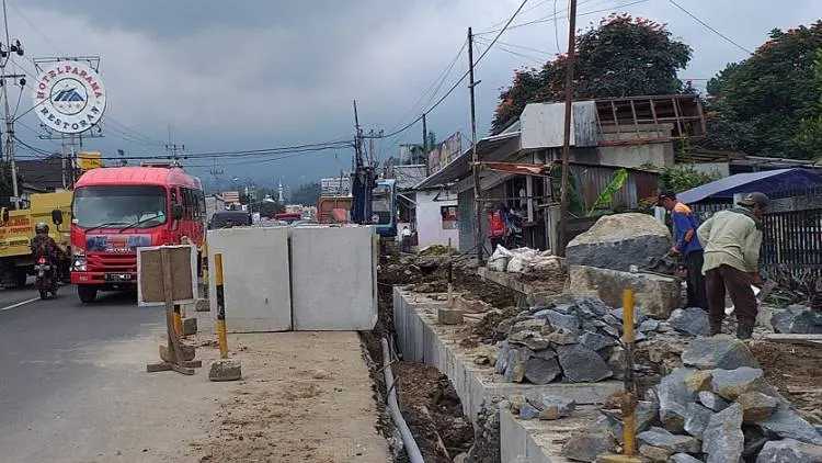 Proyek Pelebaran Jalan Puncak Mulai Digarap