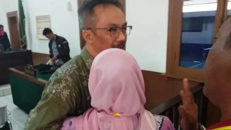 (Video) Suasana Haru Sidang Tuntutan Sekdis PUPR Cirebon 