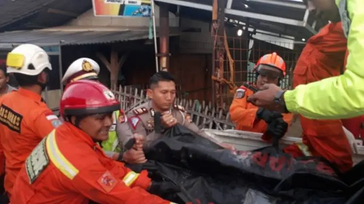 (Video) Evakuasi Korban Bus Kramat Djati Terguling di Cicalengka