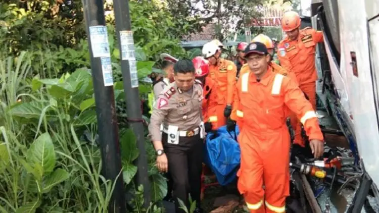 Bus Kramat Djati Terguling, Dua Penumpang Tewas