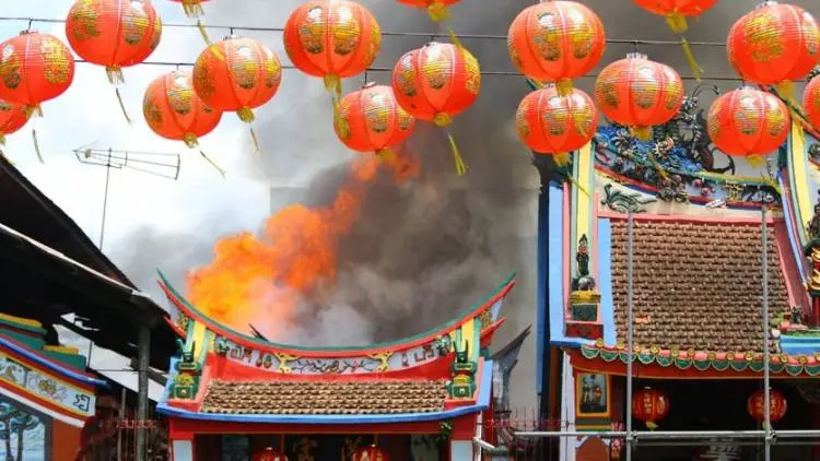 (Video) Si Jago Merah Lalap Vihara Samudra Bhakti