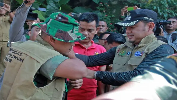 Buang Sampah di Ciliwung, Siap-siap Berhadapan dengan Orang Ini