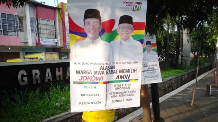 Melanggar, APK Capres Jokowi-Ma'ruf di Bandung Ditancap di Pohon