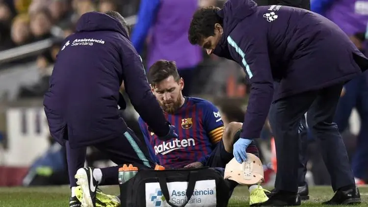 Ketika Messi Kesakitan Memegang Pahanya, Cedera?