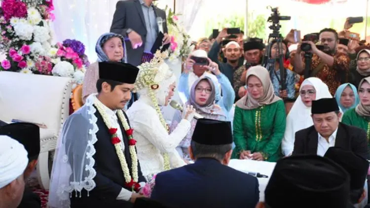 Erry asal Lombok Resmi Mempersunting Bupati Nunik