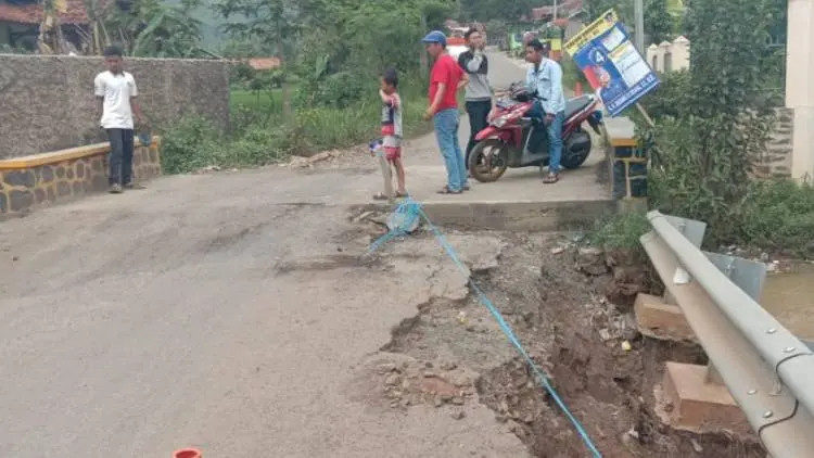 Jalan Penghubung Arjasari-Ciparay Amblas, Warga Mengeluh